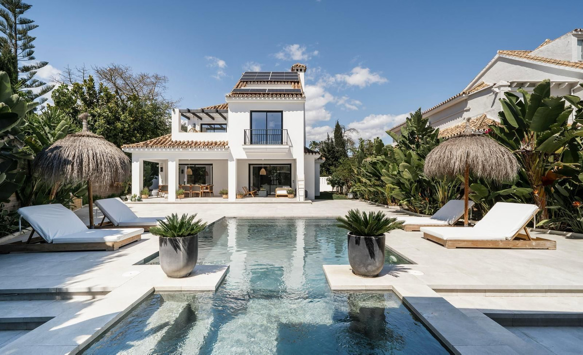 Detached Villa in Nueva Andalucía