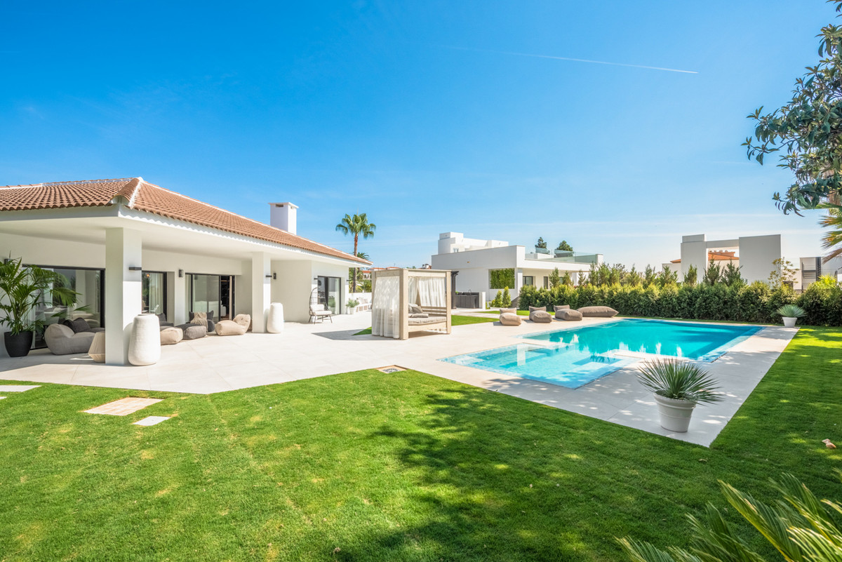Detached Villa in Nueva Andalucía