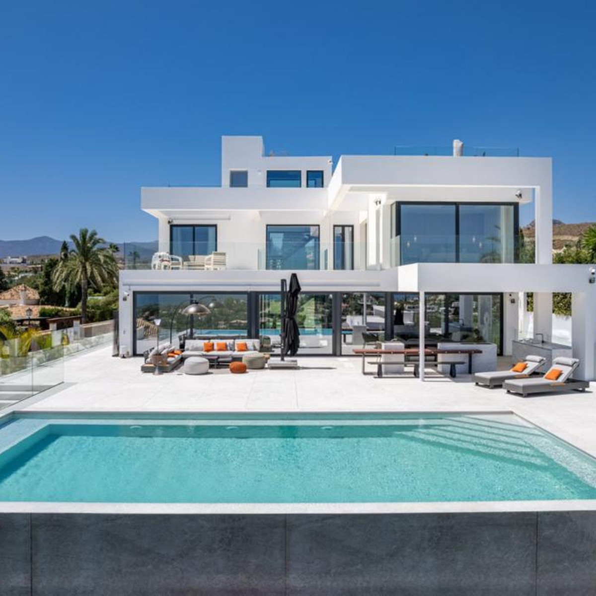 Detached Villa in El Paraiso