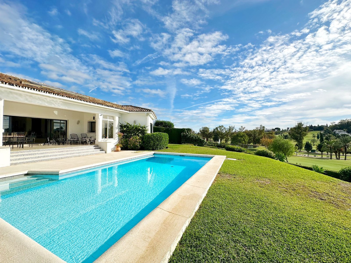 Detached Villa in El Paraiso
