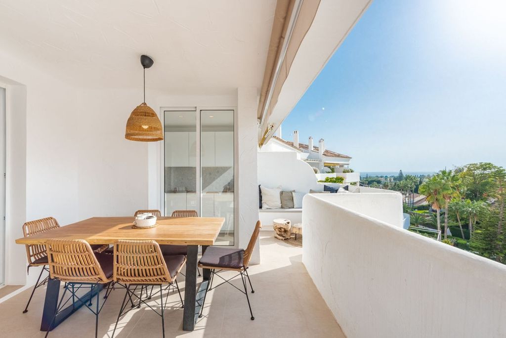 Luxury penthouse for sale in Nueva Andalucia, Spain