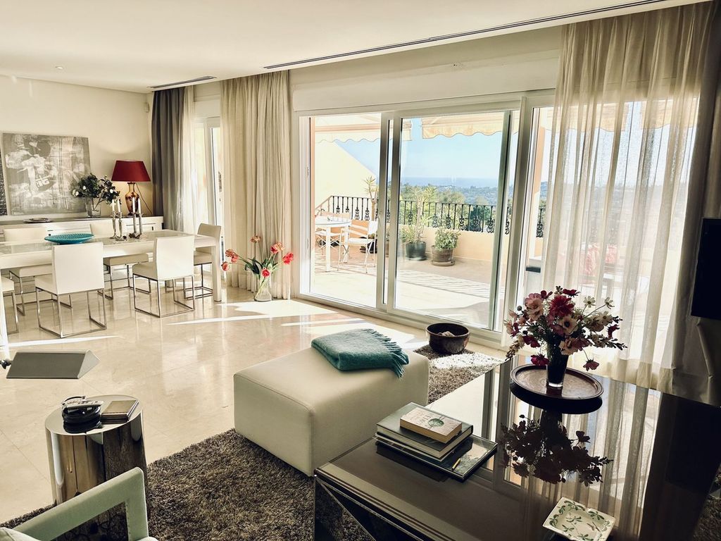 Luxury penthouse for sale in Nueva Andalucia, Spain