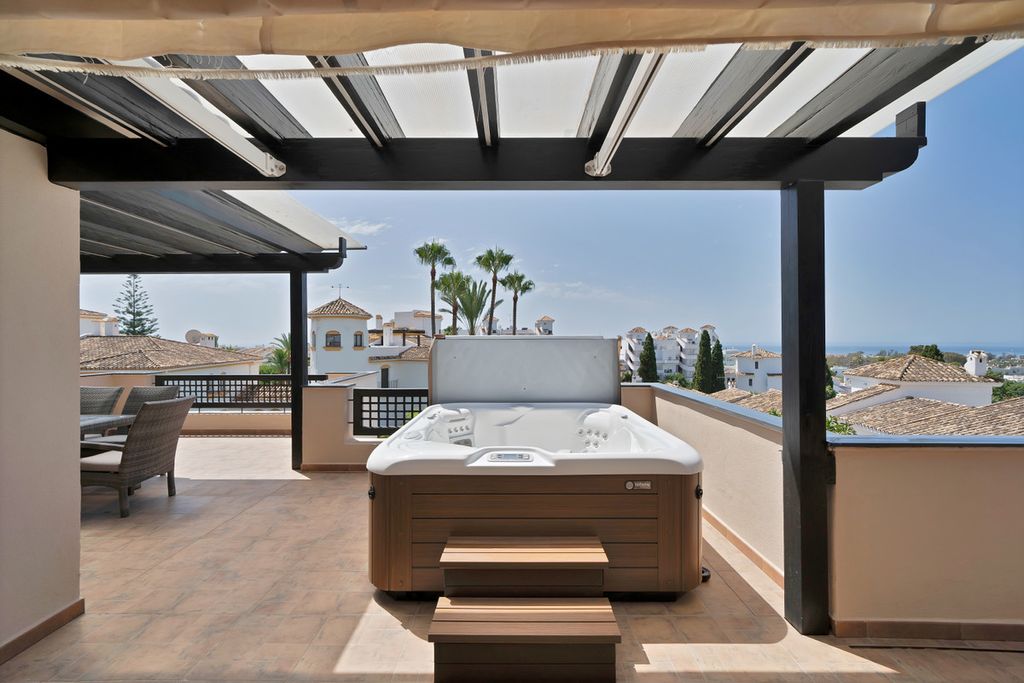 Luxury penthouse for sale in Nueva Andalucia, Andalusia