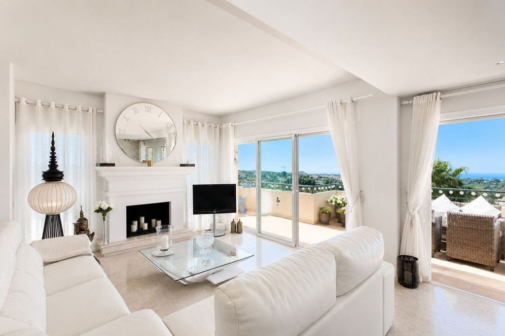 3 room luxury penthouse for sale in Elviria, Andalusia