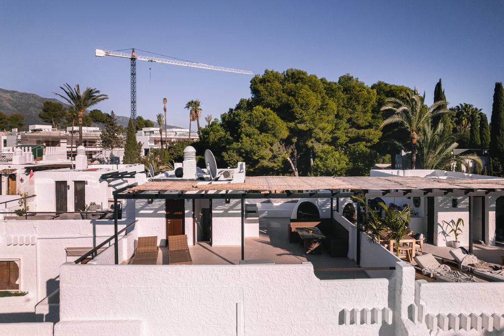 Luxury penthouse for sale in Nueva Andalucia, Spain