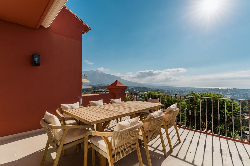 4 bedroom luxury penthouse for sale in La Quinta, Marbella, Andalusia