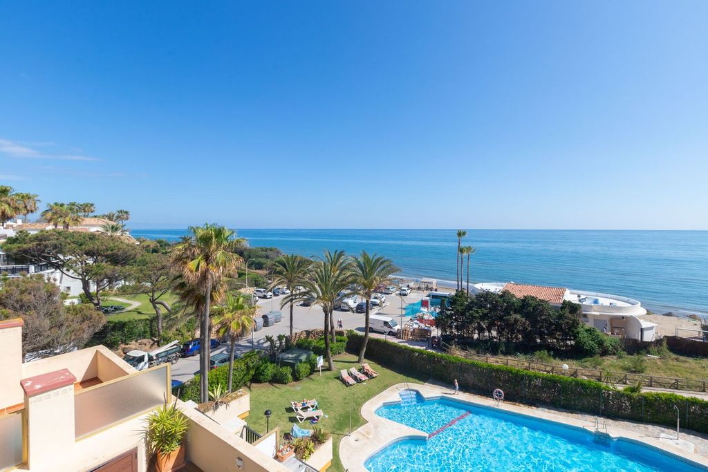 Luxury penthouse for sale in Elviria, Spain
