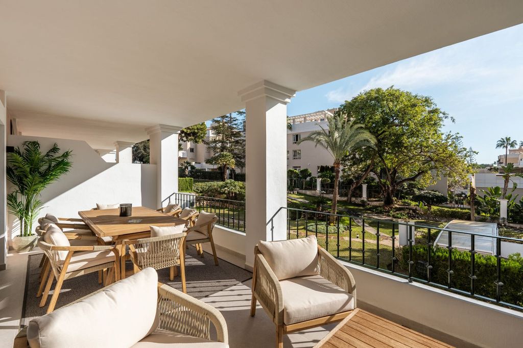 Luxury penthouse for sale in Nueva Andalucia, Andalusia