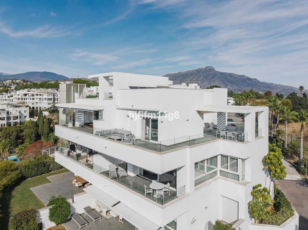 Luxury penthouse for sale in La Quinta, Marbella, Andalusia