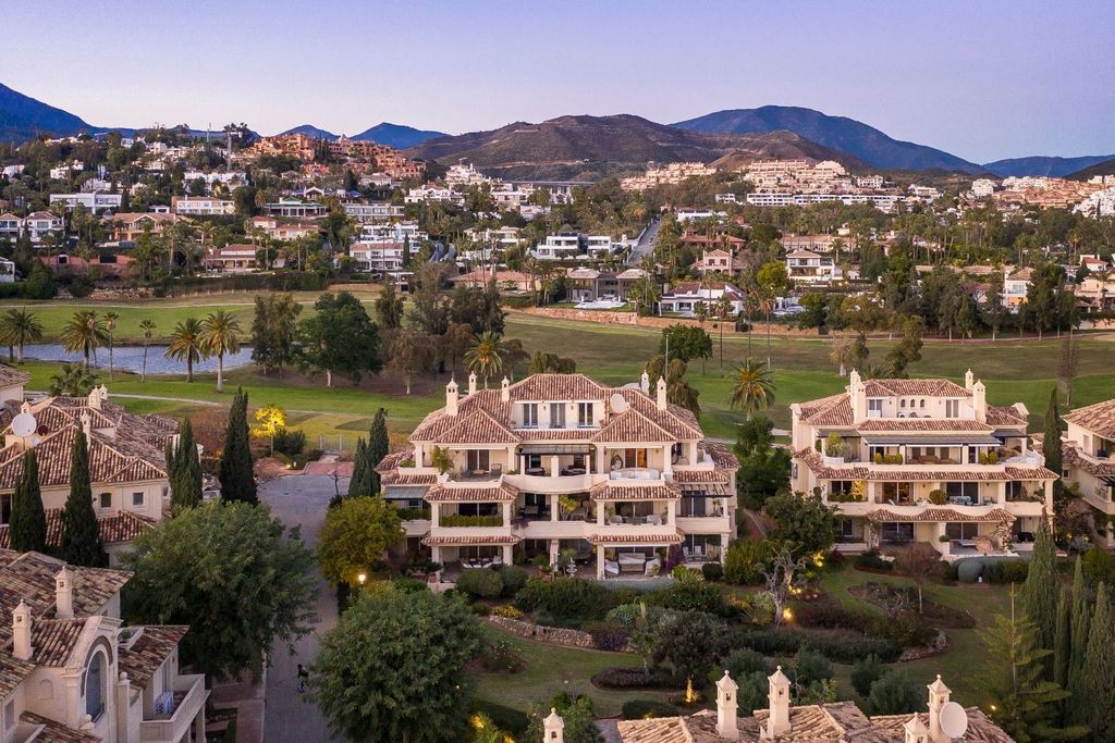 Luxury penthouse for sale in Nueva Andalucia, Spain