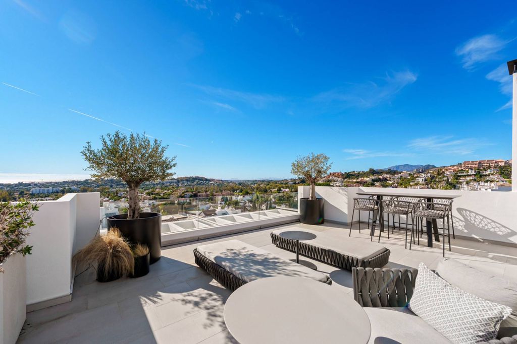 Luxury penthouse for sale in Nueva Andalucia, Spain