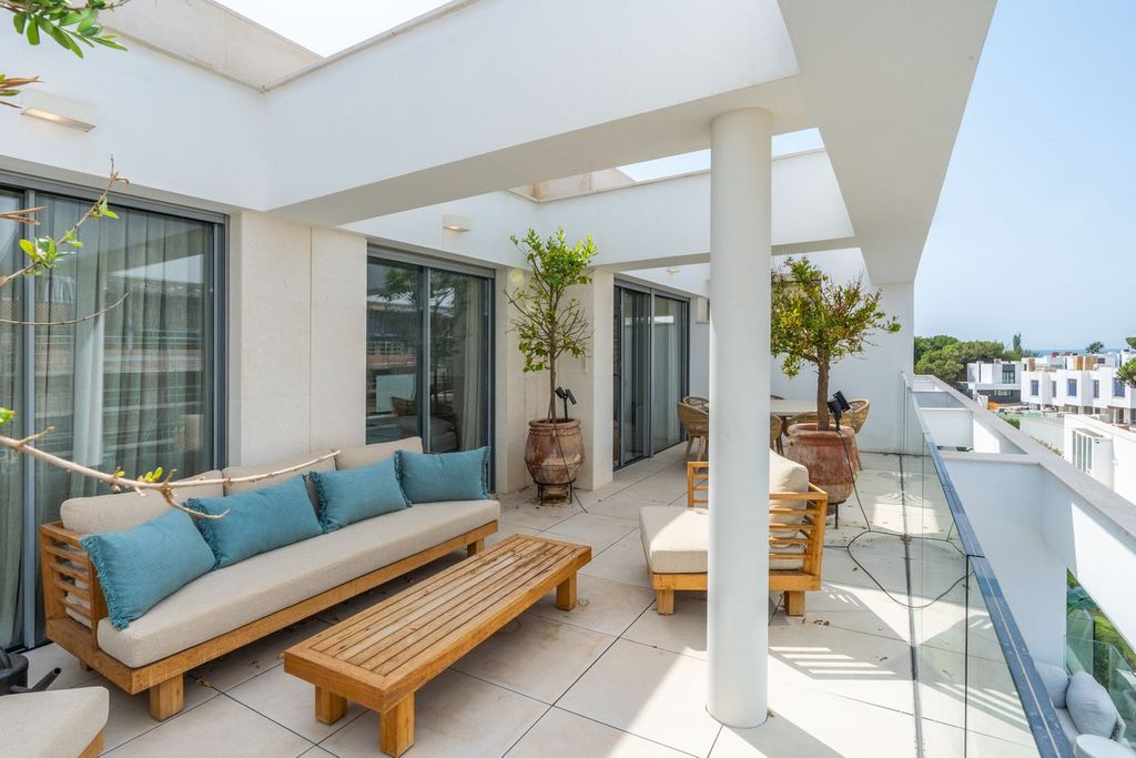 Luxury penthouse for sale in Elviria, Andalusia