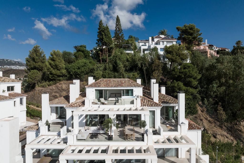 Luxury penthouse for sale in Nueva Andalucia, Spain