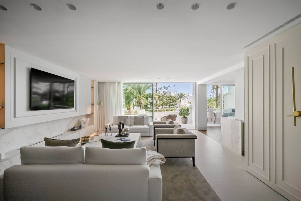 3 bedroom luxury penthouse for sale in The Golden Mile, Marbella, Andalusia