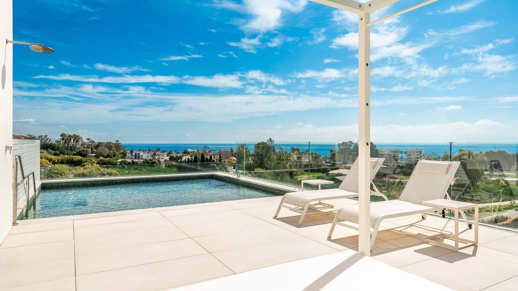 3 bedroom luxury penthouse for sale in The Golden Mile, Marbella, Andalusia
