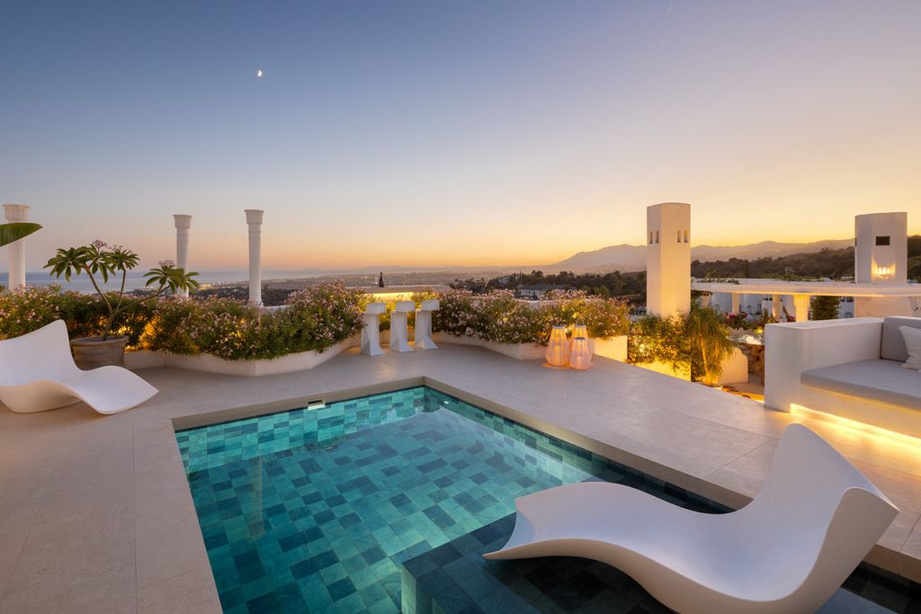 Luxury penthouse for sale in The Golden Mile, Spain