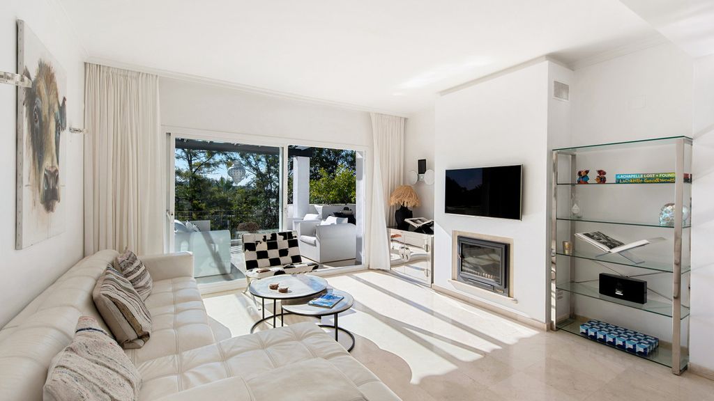 Luxury penthouse for sale in Nueva Andalucia, Spain
