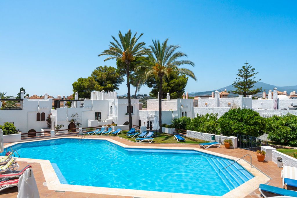 Luxury penthouse for sale in Nueva Andalucia, Andalusia
