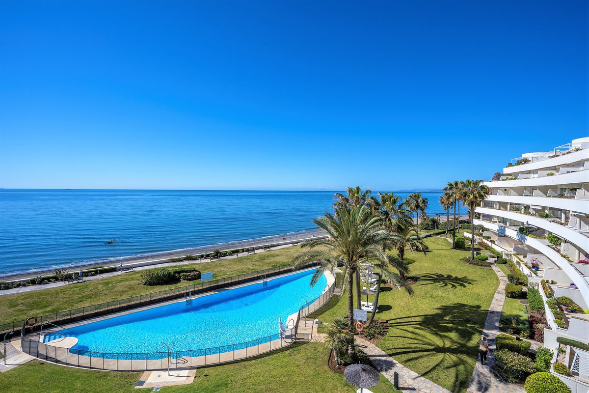 Middle Floor Apartment in Estepona