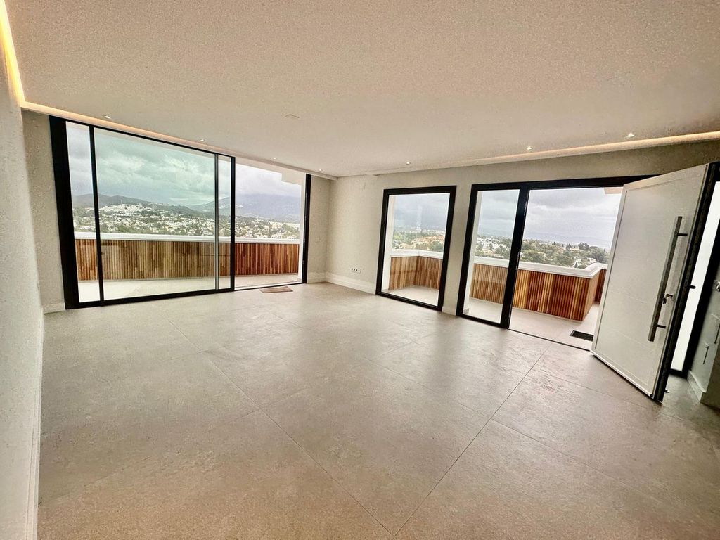 Luxury penthouse for sale in Nueva Andalucia, Andalusia