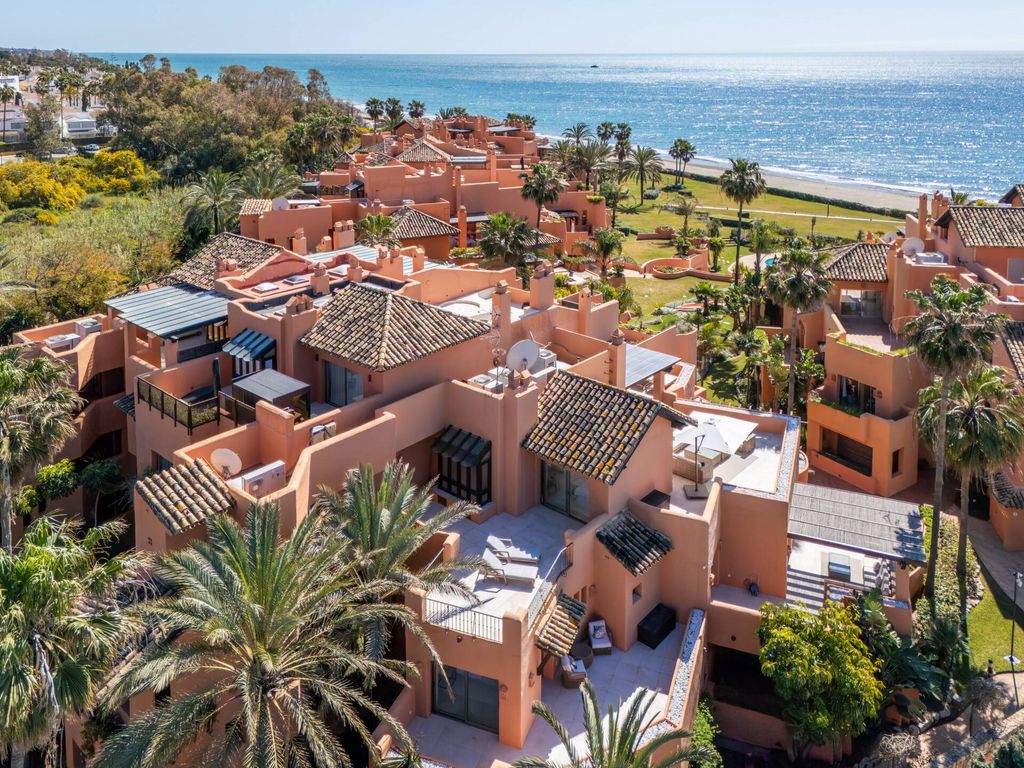 3 bedroom luxury penthouse for sale in Marbella Del Este, Andalusia