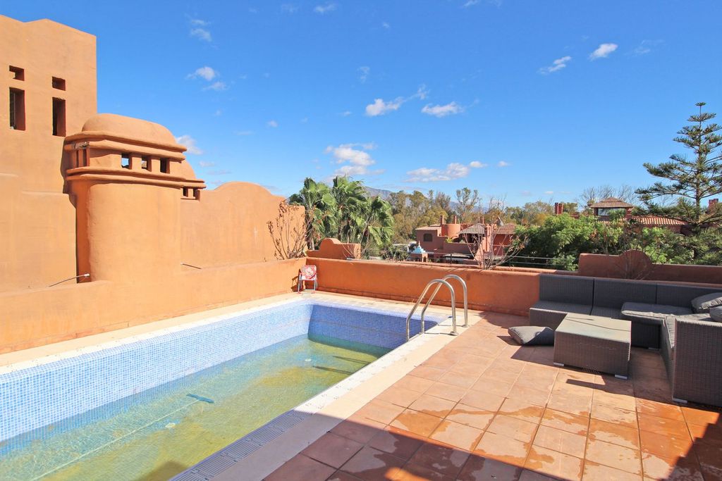 Luxury penthouse for sale in Guadalmina, Spain