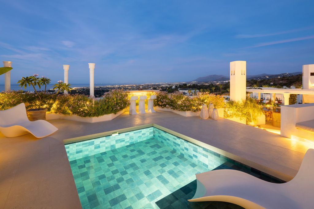 Luxury penthouse for sale in The Golden Mile, Spain