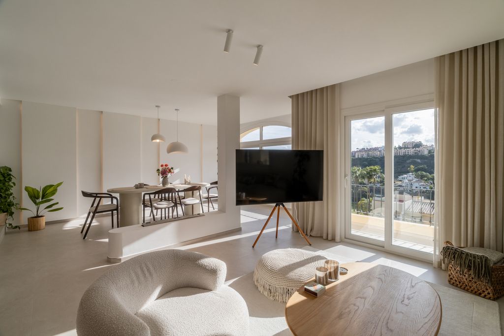 3 bedroom luxury penthouse for sale in La Quinta, Spain