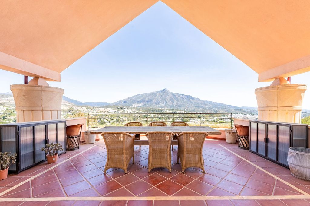 Luxury penthouse for sale in Nueva Andalucia, Andalusia