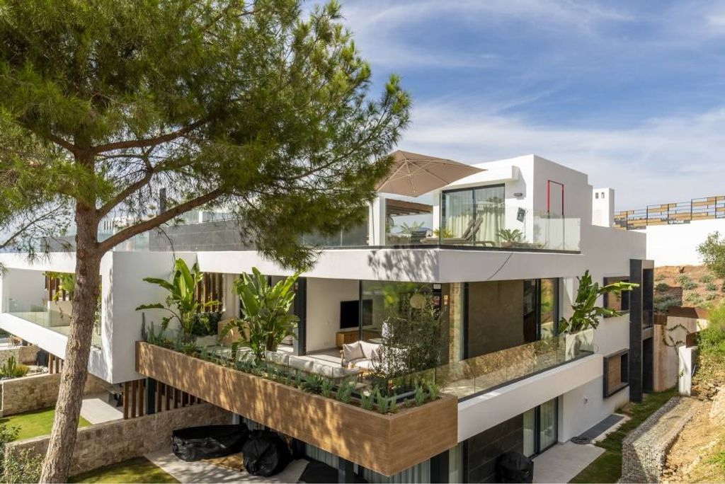 3 bedroom luxury penthouse for sale in Marbella Del Este, Spain