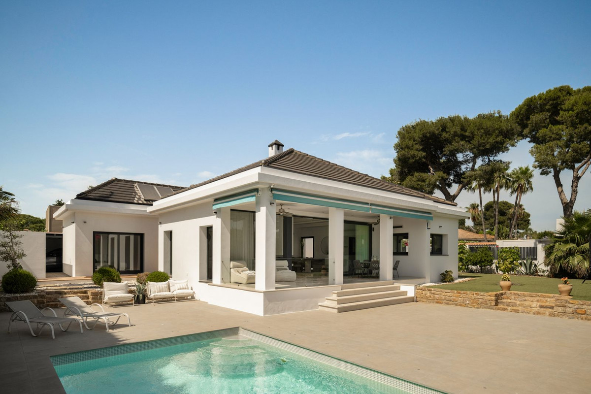 Detached Villa in Nueva Andalucía