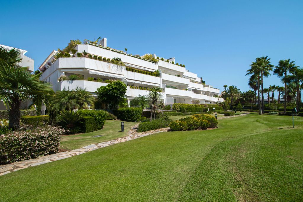 Luxury penthouse for sale in Nueva Andalucia, Andalusia