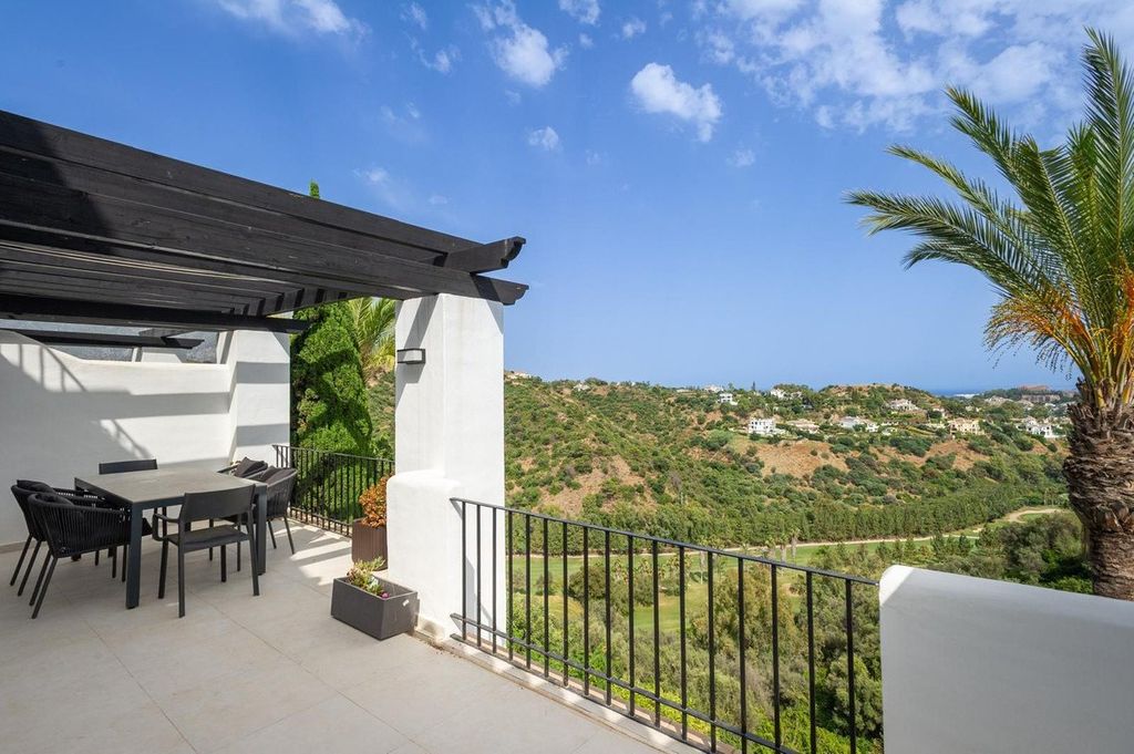 3 bedroom luxury penthouse for sale in La Quinta, Marbella, Andalusia