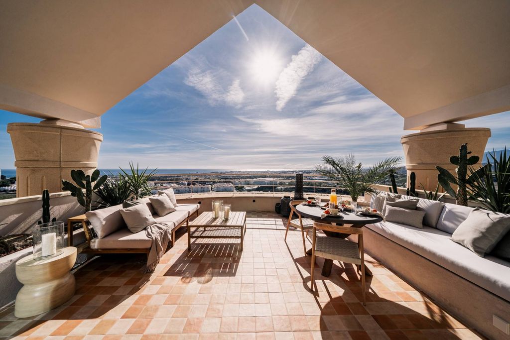 Luxury penthouse for sale in Nueva Andalucia, Spain