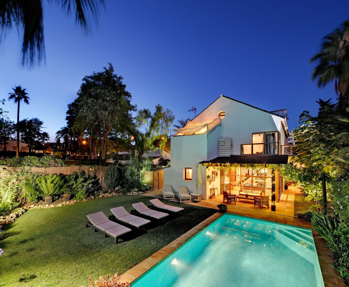 Villa for rent in Nueva Andalucía