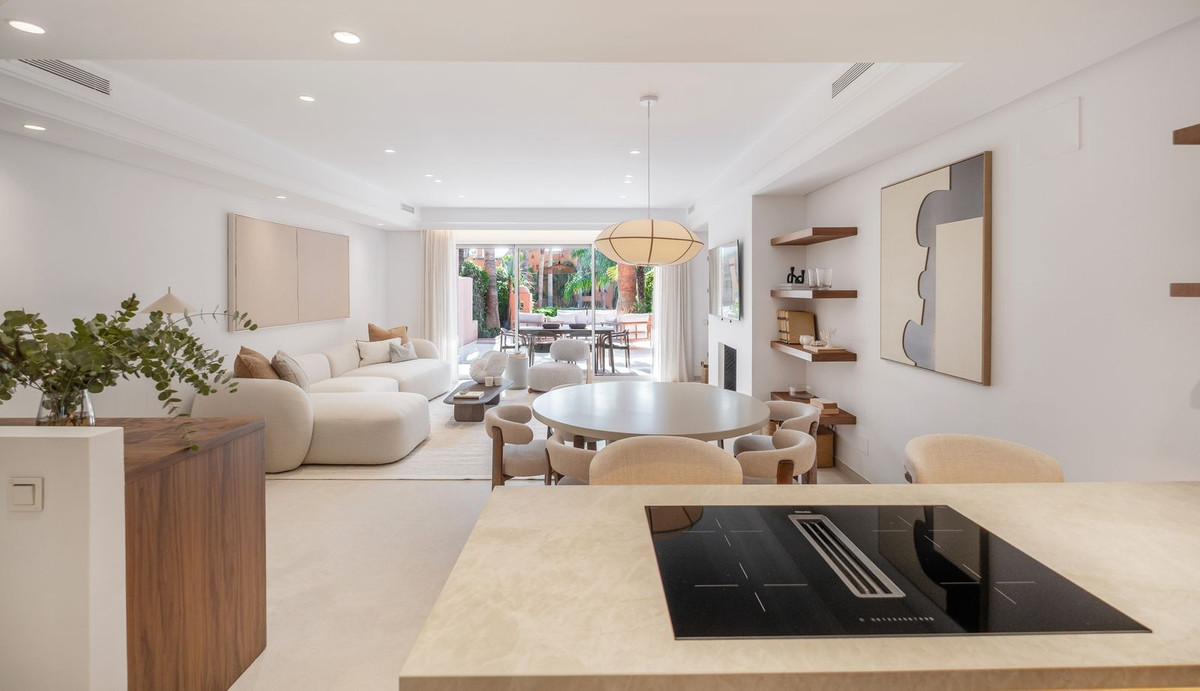 Semi-detached House for rent in The Golden Mile