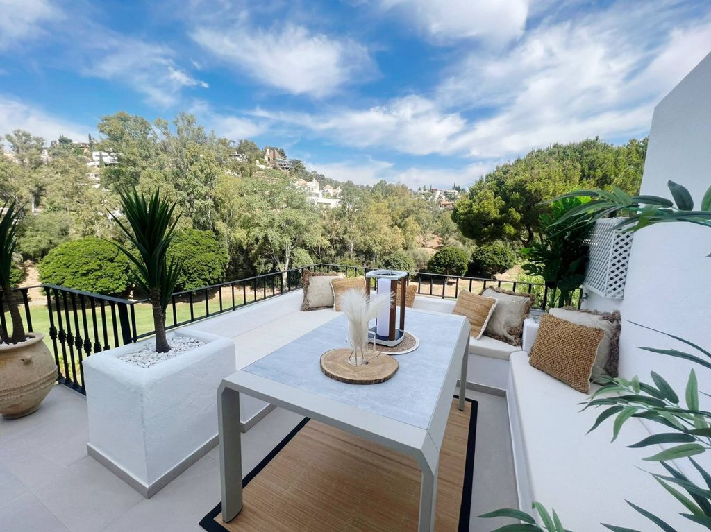 Luxury penthouse for sale in Nueva Andalucia, Spain