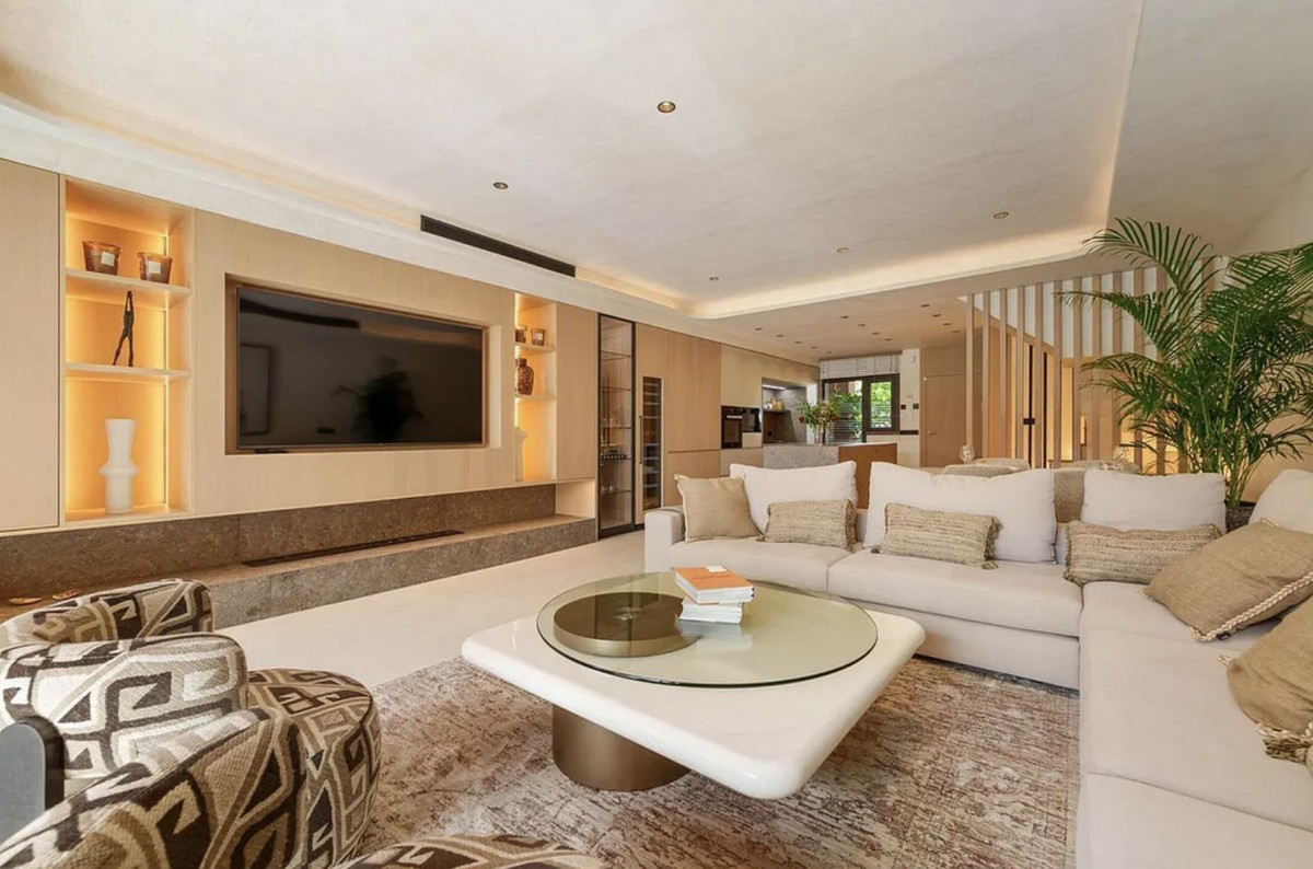 Semi-detached House for rent in The Golden Mile