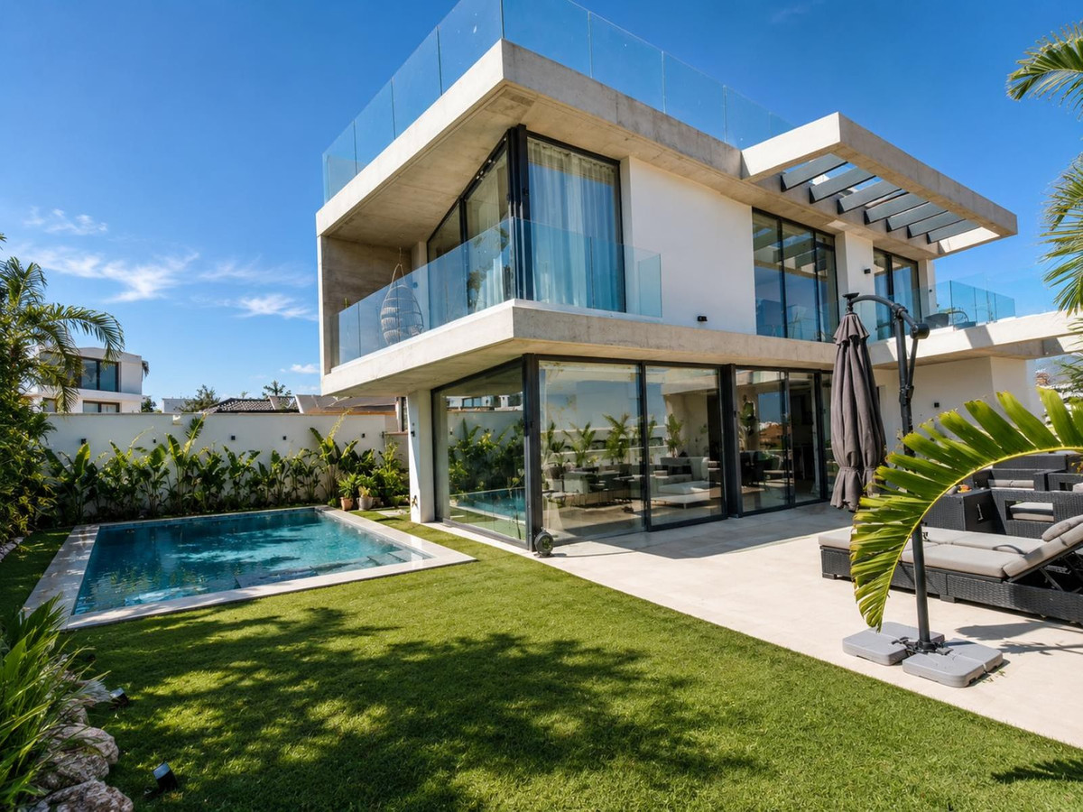 Villa for rent in Nueva Andalucía